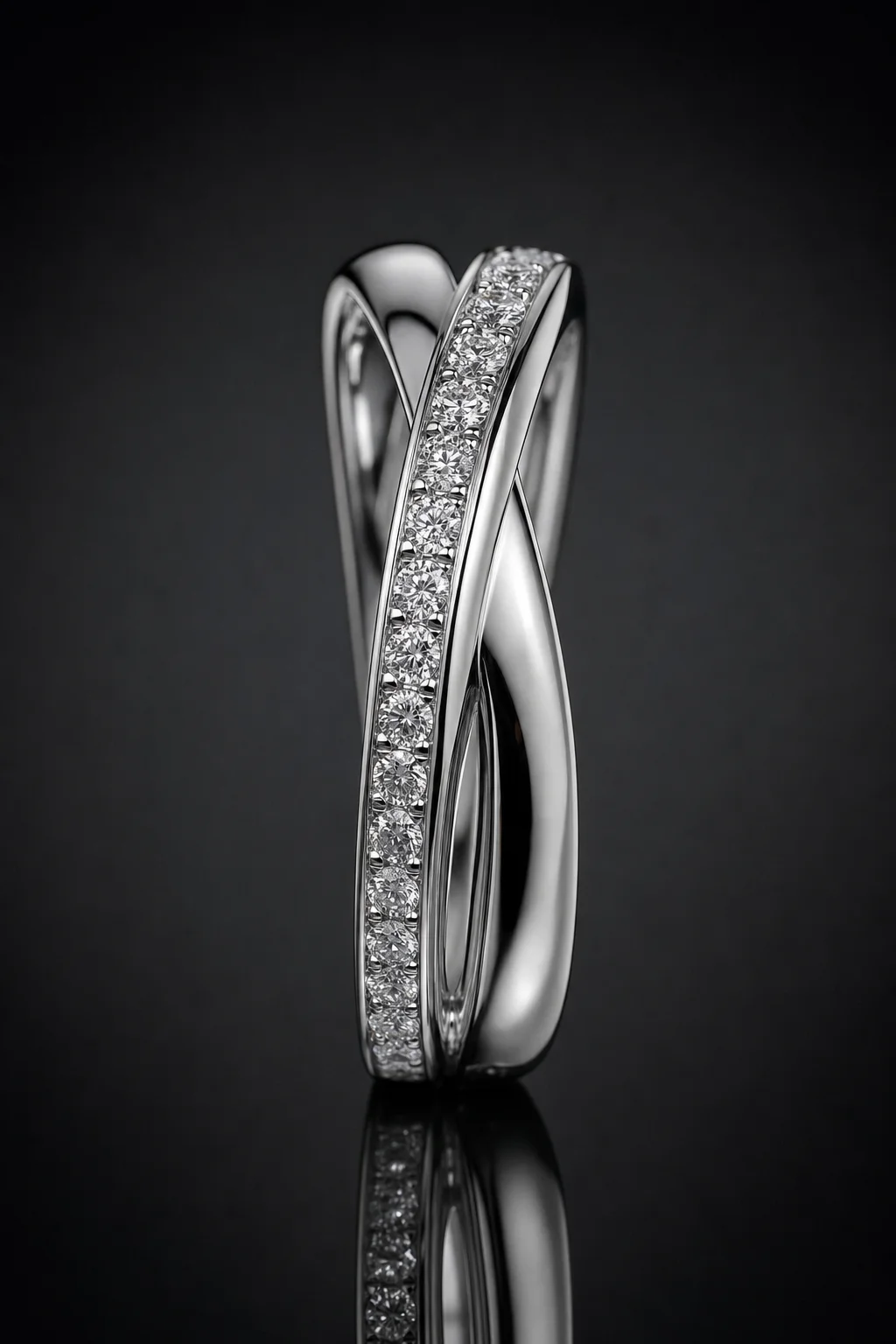 Fede di Design Incrociata con Diamante — Oro bianco 750‰ · Diamante