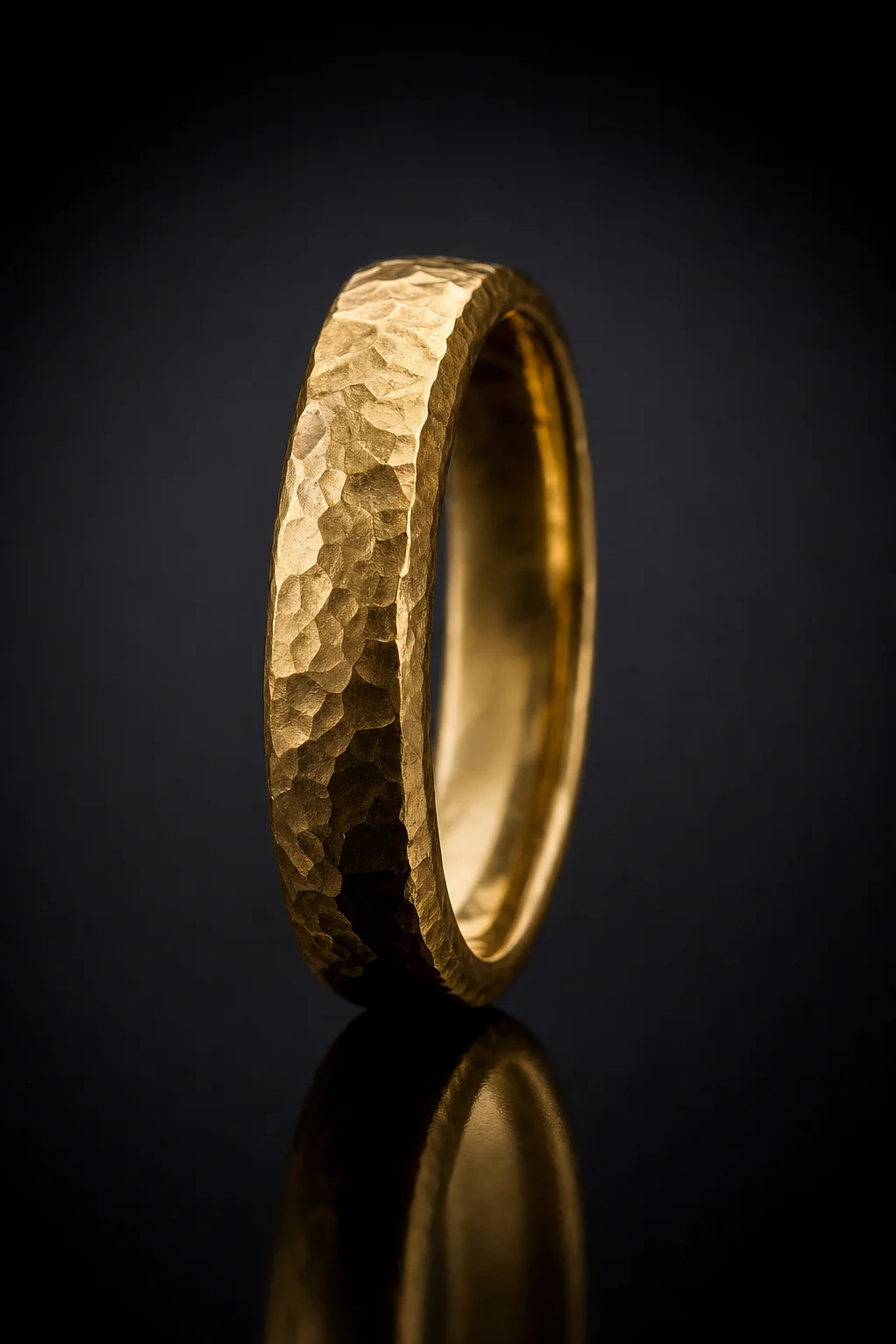 Fede di Design Martellata in Oro Giallo — Oro giallo 750‰