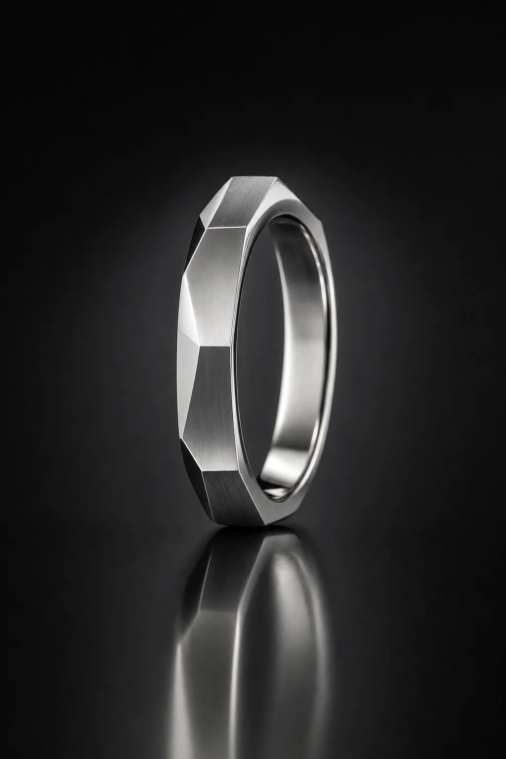 Fede di Design Sfaccettata in Oro Bianco — Oro bianco 750‰