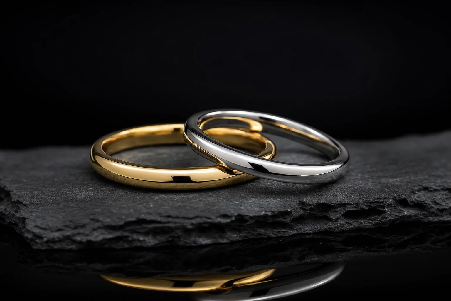 Due fedi intrecciate in oro giallo e platino su ardesia